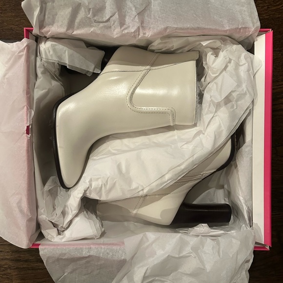 NWT Vince Camuto Leather Epandra Ankle Boot- Coconut Cream - Size 7 - Picture 2 of 11